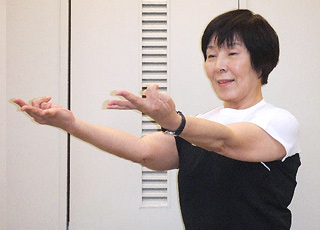肩・腕・手指ヨガ③