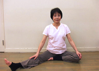 １/４ねじる前屈のポーズ①