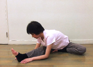 １/４ねじる前屈のポーズ③